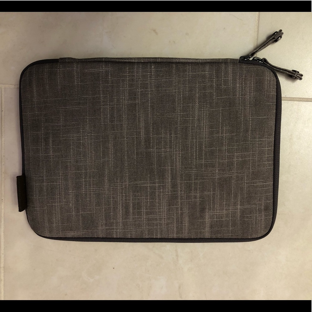 booq Mamba sleeve for 11-inch laptop